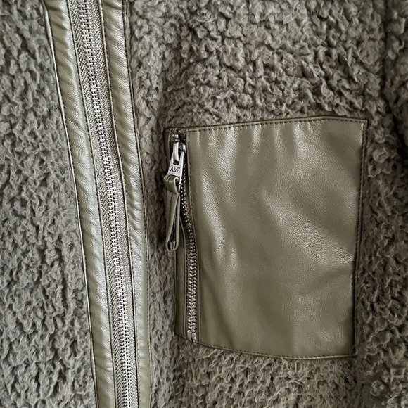 Abercrombie & Fitch Sherpa - Picture 2 of 6